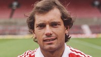 Ray Wilkins memulai kariernya di Chelsea pada 1973. Setelah Chelsea terdegradasi pada 1979 dan terlilit utang, Wilkins menerima pinangan MU dan jadi pemain Setan Merah pada periode 1979-1984. Foto: Duncan Raban/Allsport/Getty Images
