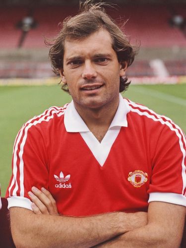 Ray Wilkins berseragam Manchester United.