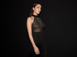 Bella Hadid Seksi Bergaun Transparan di Milan Fashion Week 2018