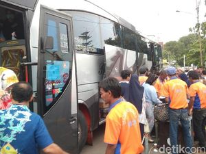 Jalur Kereta Lumpuh, PT KAI Cirebon Kerahkan Bus Angkut Penumpang Jalur Kereta Lumpuh, PT KAI Cirebon Kerahkan Bus Angkut Penumpang