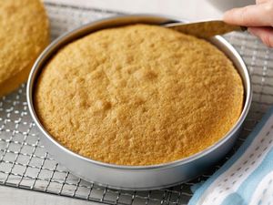 Ini Cara Benar Melapisi Loyang Kue dengan Kertas Roti