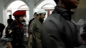 Foto: Novel Baswedan yang Kembali Salat Subuh di Masjid Al Ihsan