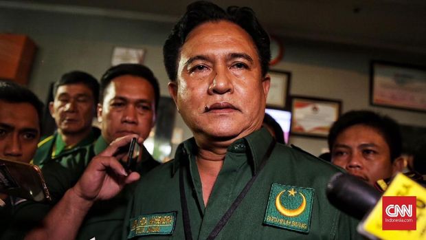 Ketua Umum Partai Bulan Bintang (PBB) Yusril Ihza Mahendra memberikan keterangan kepada media usai sidang mediasi dengan KPU terkait gugatan atas keputusan parpol peserta Pemilu 2019 di Bawaslu, Jakarta 23 Februari.