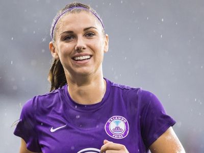 Foto: Ini Alexandra, Pesepakbola Cantik Berprestasi yang Auto Bikin Kagum