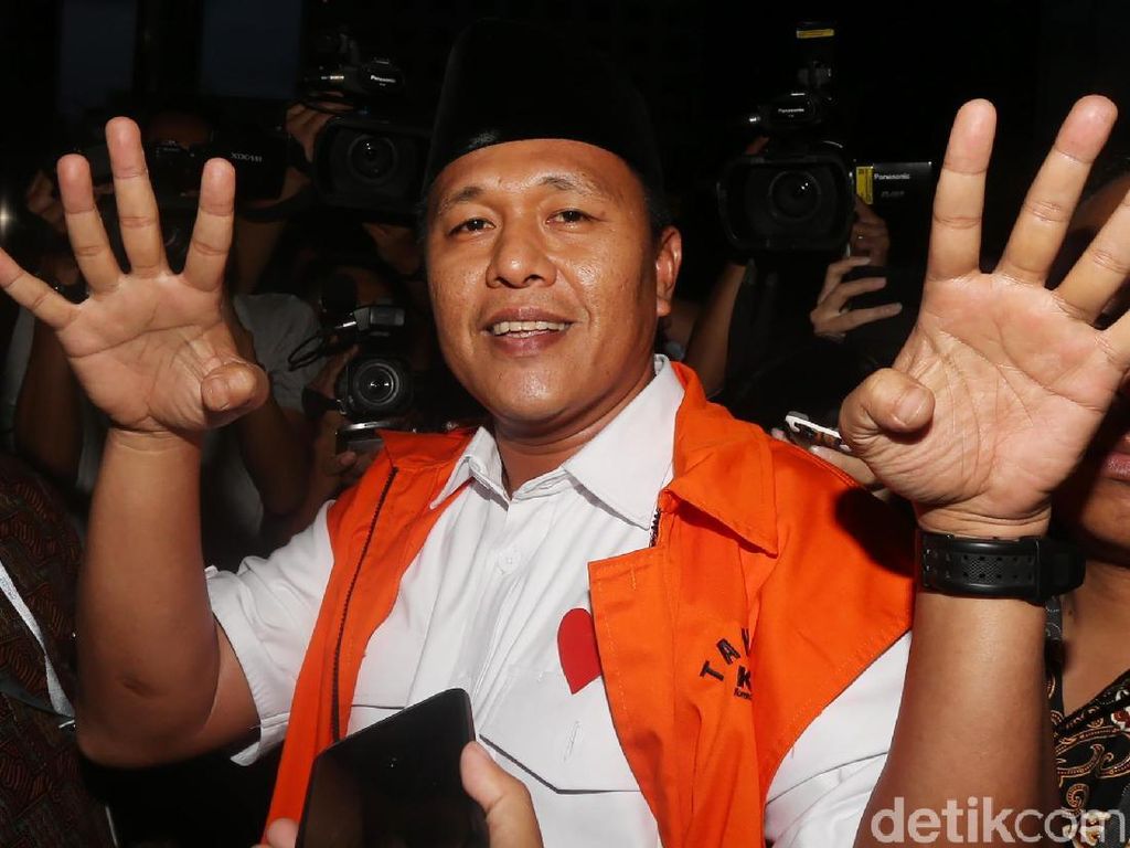 Bupati Mustafa Dicecar soal Pemberian Suap ke Anggota DPRD Bupati Mustafa Dicecar soal Pemberian Suap ke Anggota DPRD