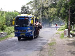 Tiap Pagi Pelajar Ngawi Bertaruh Nyawa Bergelantungan di Pintu Bus
