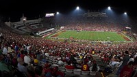 LA Memorial Coliseum. Ini adalah salah satu dari sedikit stadion yang pernah dua kali menjadi tuan rumah Olimpiade (1932 dan 1984). Pada awalnya memiliki kapasitas 100.000 lebih tempat duduk, stadion yang digunakan untuk kompetisi NFL ini punya daya tampung 93.607 orang. (Jayne Kamin-Oncea/Getty Images)