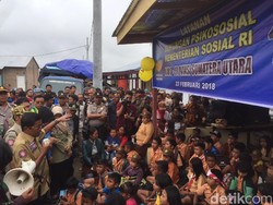 Mensos Salurkan Bantuan Rp 3,1 M untuk Pengungsi Erupsi Sinabung