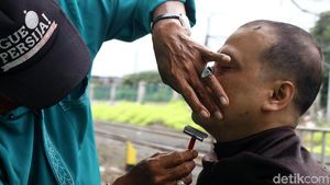 Pak Ebit, Tukang Cukur Tradisional Pinggir Rel