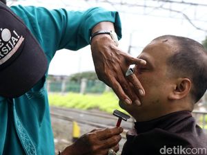 Pak Ebit, Tukang Cukur Tradisional Pinggir Rel Pak Ebit, Tukang Cukur Tradisional Pinggir Rel