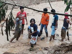 Ketua DPR Minta Pemda Relokasi Korban Longsor Brebes Ketua DPR Minta Pemda Relokasi Korban Longsor Brebes