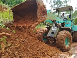 Jalur Utama Antar Kecamatan Trenggalek-Bendungan Rawan Longsor
