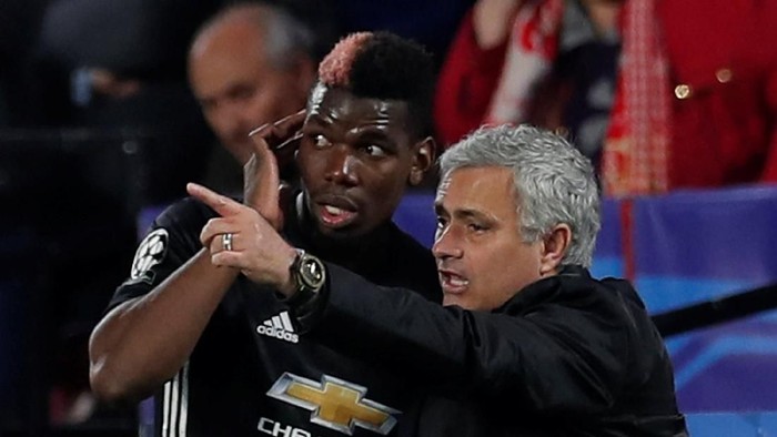 Soccer Football - Champions League Round of 16 First Leg - Sevilla vs Manchester United - Ramon Sanchez Pizjuan, Seville, Spain - February 21, 2018   Manchester United manager Jose Mourinho speaks with Paul Pogba during the game       Action Images via Reuters/Andrew Couldridge