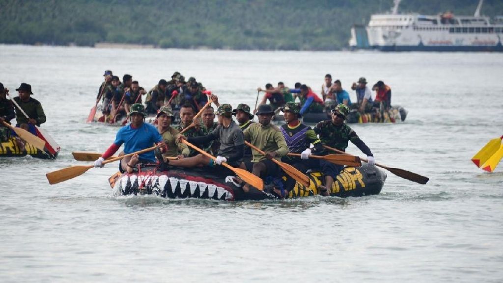 Aksi Marinir Berenang dan Mendayung di Selat Sunda