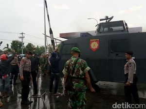 Warga Bakar Ban dan Pos Satpam PT RUM, Polisi Siagakan Watercanon