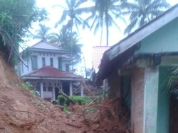 Sebuah Rumah Tertimpa Longsoran Tebing di Ponorogo