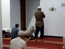 Novel Baswedan Kembali Salat Subuh Berjemaah di Masjid Al Ihsan