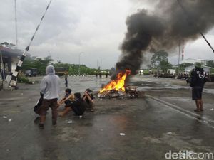 Marah Akibat Polusi, Warga Bakar Properti dan Lempari Bangunan PT RUM