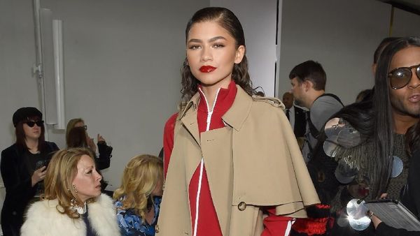 Foto: Gaya Kece Zendaya, Padukan Baju Olahraga dengan Long Vest Elegan