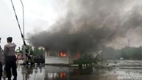 Foto: Demo Pencemaran Lingkungan, Warga Bakar Properti PT RUM
