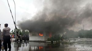Foto: Demo Pencemaran Lingkungan, Warga Bakar Properti PT RUM