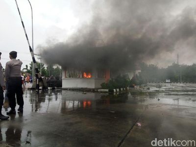 Foto: Demo Pencemaran Lingkungan, Warga Bakar Properti PT RUM