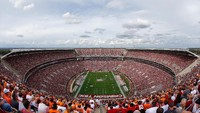 Bryan-Denny Stadium. Dibangun pada 1929, stadion ini mampu menampung 101.821 penonton. Ini merupakan kandang bagi University of Alabama dan klub Alabama Crimson Tide. (Scott Halleran/Getty Images)