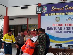 Nelayan Pantai Pulau Merah Diberi Bantuan Jaket Pelampung Nelayan Pantai Pulau Merah Diberi Bantuan Jaket Pelampung