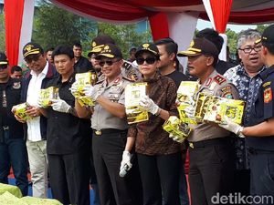 Kapolri dan Menkeu Pamerkan Sabu 1,6 Ton di Batam Kapolri dan Menkeu Pamerkan Sabu 1,6 Ton di Batam