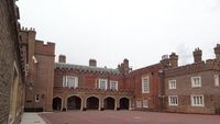 Ini Istana St James, Tujuan Paket Misterius untuk Meghan Markle