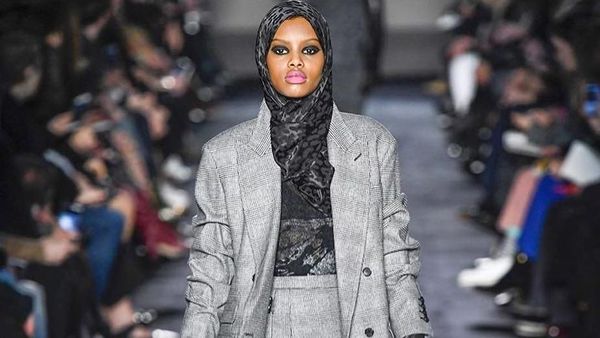 10 Potret Model Hijab Asal Denmark yang Eksis di Milan Fashion Week