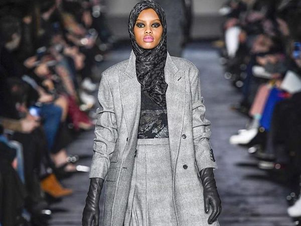 10 Potret Model Hijab Asal Denmark yang Eksis di Milan Fashion Week