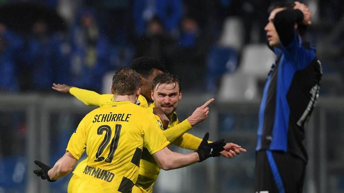Gol Marcel Schmelzer membunuh harapan Atalanta untuk lolos (Alberto Lingria/Reuters)