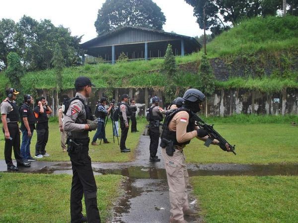 Foto: Begini Nih Latihan Tim Pemburu Preman Polres Jakbar