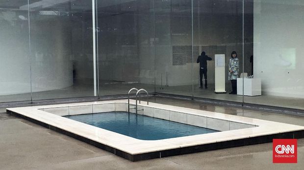 Kolam renang menjadi salah satu koleksi permanen di museum.