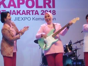 Buka Lomba Band di Kemayoran, Istri Kapolri Main Gitar Listrik Buka Lomba Band di Kemayoran, Istri Kapolri Main Gitar Listrik
