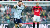 James Milner saat masih memperkuat Aston Villa di final Piala Liga Inggris 2010. Meski bikin gol, Milner gagal membawa Villa jadi juara. Villa punya lima gelar di kompetisi ini. (Getty Images)