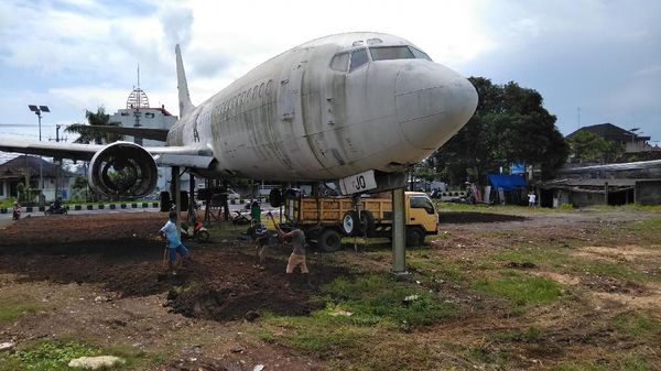 Foto: Pesawat Misterius di Bali, Ada di Pinggir Jalan