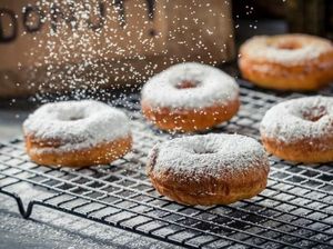 Mumpung Libur, Yuk Bikin Donat Kentang Empuk dengan Taburan Gula!