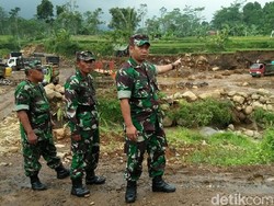 Bantaran Sungai di Batang Rusak Akibat Galian Liar