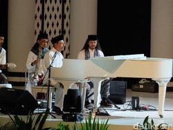 Di Depan Jokowi, Habib Luthfi Main Piano Bawakan Lagu Padang Bulan