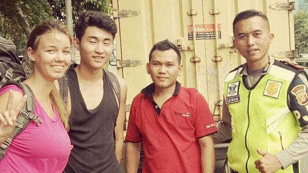 Fenomena Bule Kehabisan Ongkos: Mengemis hingga Diberi Tumpangan