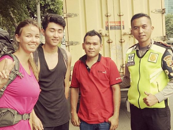 Fenomena Bule Kehabisan Ongkos: Mengemis hingga Diberi Tumpangan