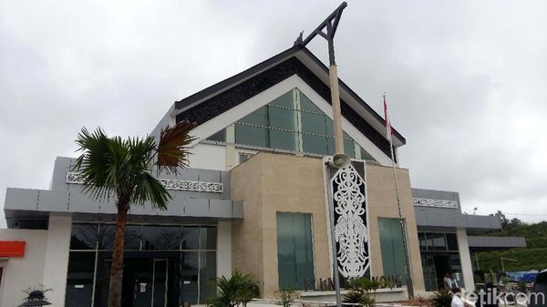 Foto: Pos Perbatasan RI vs Malaysia, Megah Mana?