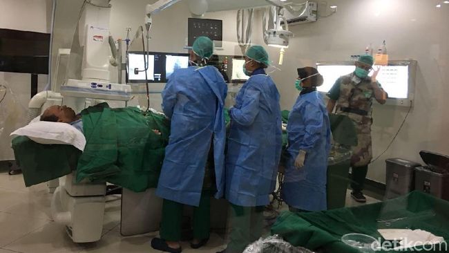 Semangat Humas BNPB Sutopo Bekerja dari Atas Meja Operasi Semangat Humas BNPB Sutopo Bekerja dari Atas Meja Operasi