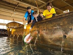Lihat Nih Keseruan Mancing Sebelum Mulai Makan di Restoran Ini