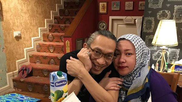 Mau Tahu Gimana Gaya Makan Melly Goeslaw? Intip Lewat 10 Foto Ini