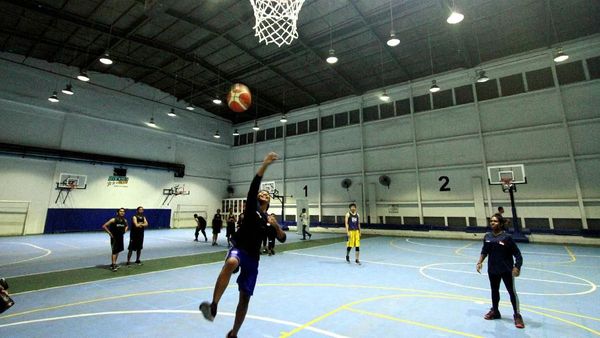 Ketika Anak-anak Panti asuhan Dilatih Bermain Basket