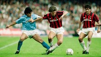 Dua gelar Scudetto yang dirasakan Napoli saat ini lahir ketika masih ada Diego Maradona. (Foto: Simon Bruty/Allsport/Getty Images)