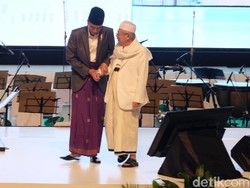 Saat Jokowi Genggam Erat KH Maruf Usai Tabuh Beduk Festival Sholawat